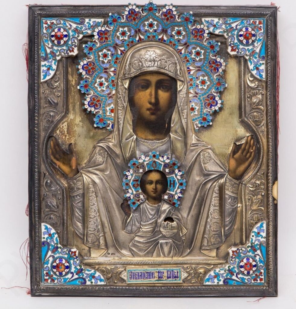Антиквариат. Фото иконы «Знамение Божьей матери» в серебряном окладе.